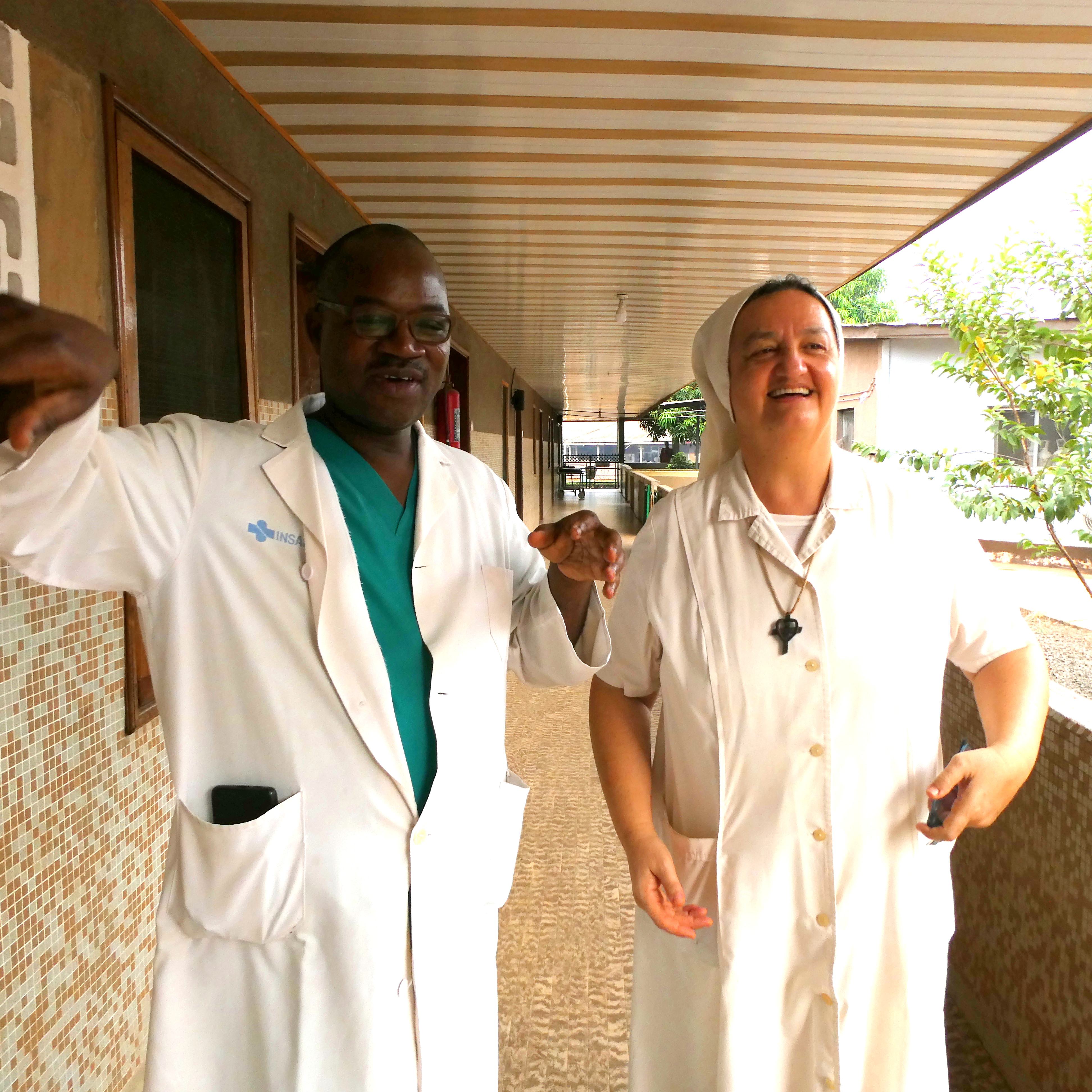 Frère Claude Amana (chirurgien et directeur ad-intérim de l’hôpital) et sœur Simona Villa (chirurgienne cheffe et coresponsable du projet maison enfants troubles cognitifs)